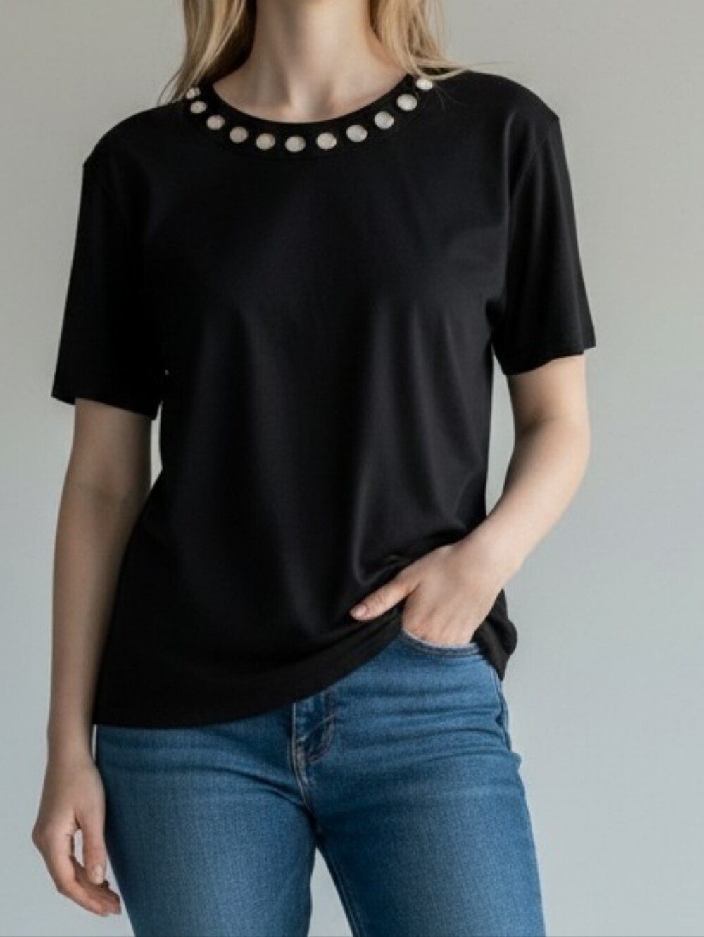 Jaclyn Smith Black Beaded Scooped Neckline Top. Large.